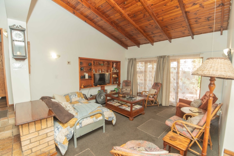 6 Bedroom Property for Sale in Bluewater Bay Eastern Cape